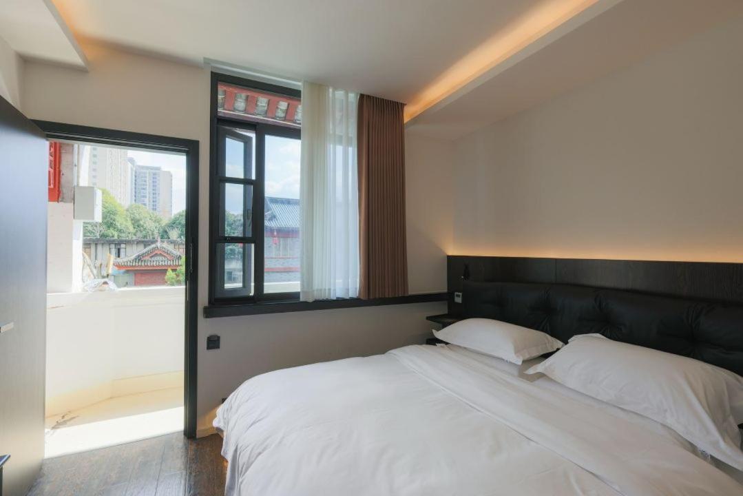 Qintai Tibetan Culture Boutique Hotel Чънду Екстериор снимка
